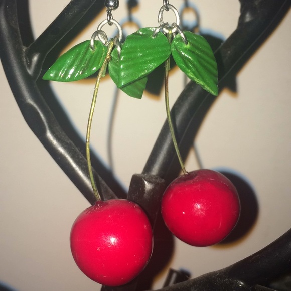 Retro Vtg style luscious dangling cherry earrings - Picture 4 of 6